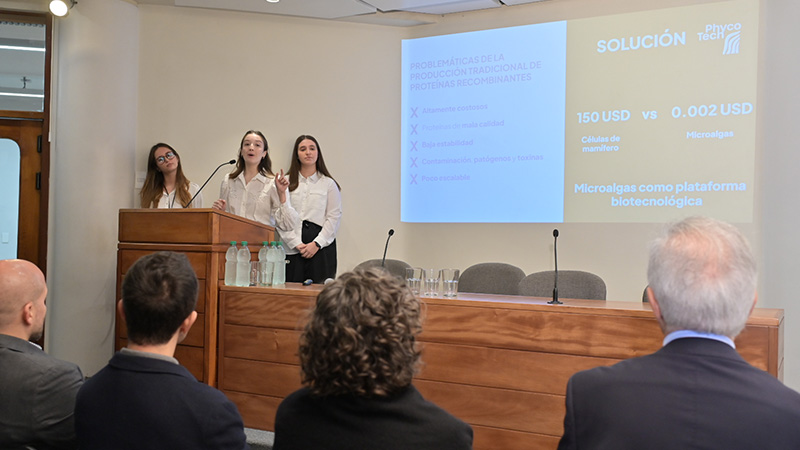 *De izquierda a derecha: Marcia Martínez, Matilde Klett y Fiorella Toniotti.*  