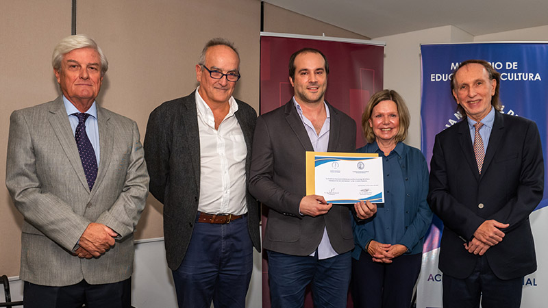 Miembros de la Academia Nacional de Medicina del Uruguay y la Universidad ORT Uruguay en la ceremonia de entrega de la beca