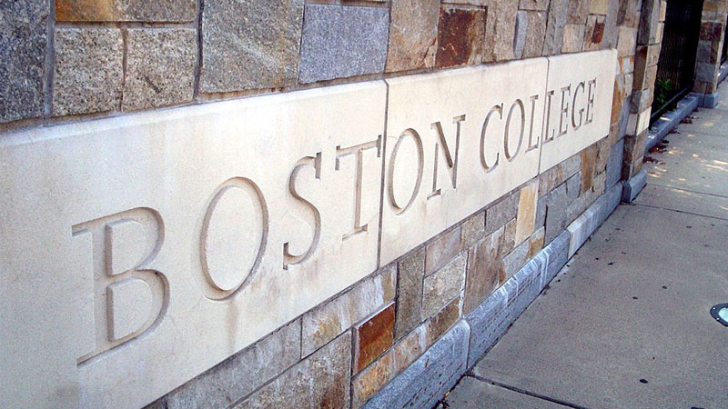 *Foto: "Boston College sign", por K8e07. Licencia CC BY-SA 4.0, vía Wikimedia Commons*