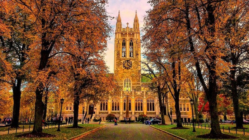 *Foto: "Gasson Hall in Autumn", por John Phelan. Licencia CC BY-SA 3.0, vía Wikimedia Commons*