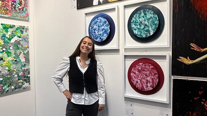*Giuliana Bagnasco presentando su tríptico "Arcadian", "Ipofrenis" y "Angust" en la Art Expo de Nueva York*