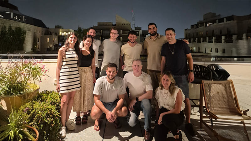 *Arriba, de izq. a der.: Magalí Pick, Florencia Vital, Daniel Kuropa, Adrián Lapchik, Óscar Sapolinski, Eden Noachas, Martín Rosenzweig. Abajo, de izq. a der.: Gianni Conti, Enrique Topolansky y Sofía Waizman.*