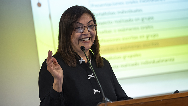 Sandra Zepeda durante la defensa doctoral
