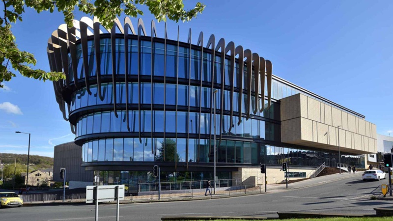 *Fachada de la University of Huddersfield*