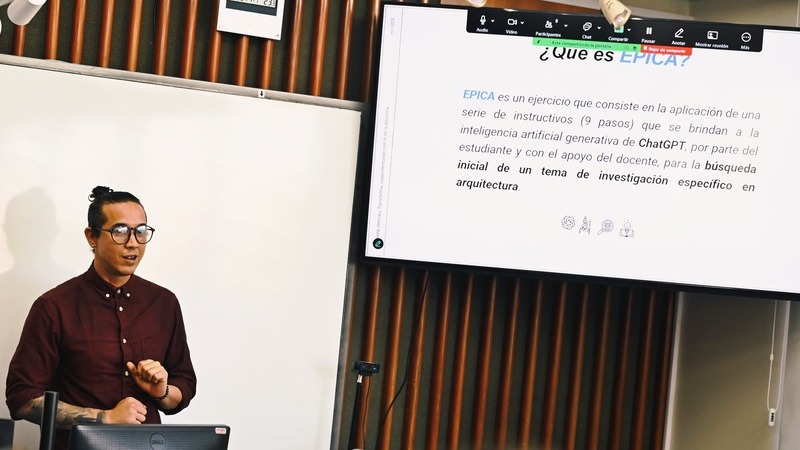 *Téc. Fernando Pino presentando el método que aplica IA en las aulas de la Facultad de Arquitectura*