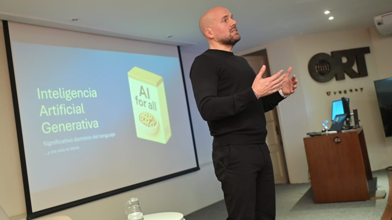 *El Ing. Eduardo Mangarelli durante el taller "IA para periodistas"*