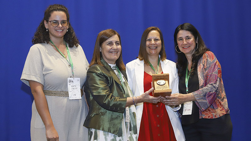 Tutoras de ORT recibiendo el premio al Artículo Académico Destacado