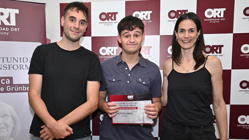 *Bautista Cobas y sus padres durante la premiaci&oacute;n*