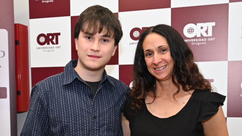 *Sebasti&aacute;n Geribone y su mam&aacute; durante la premiaci&oacute;n*