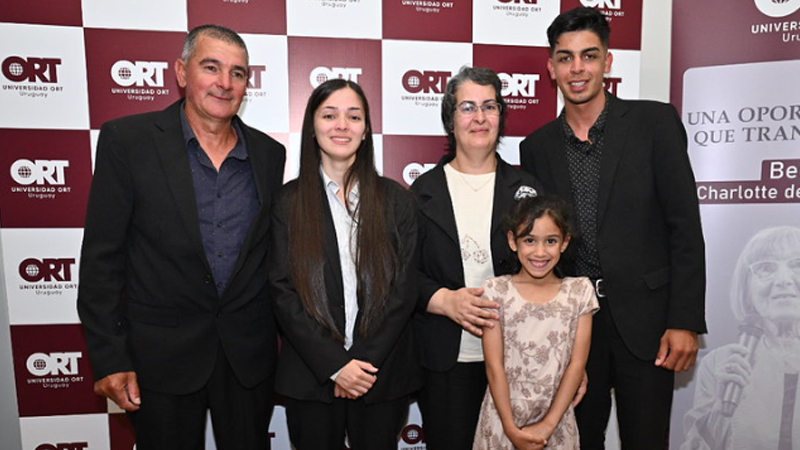 *Yazm&iacute;n Vidal y su familia durante la premiaci&oacute;n*