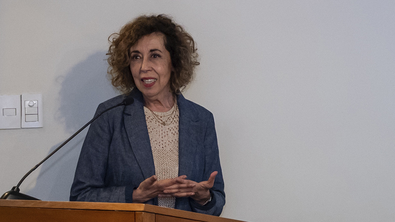 Claudia Pinares durante su defensa doctoral