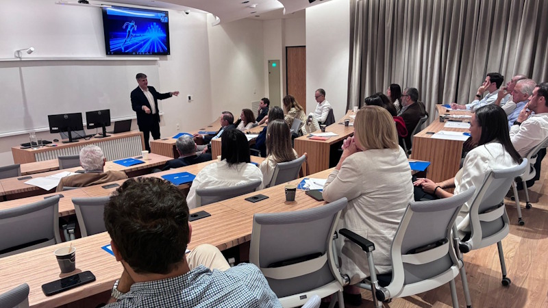 Leon Shocron en la Escuela de Negocios