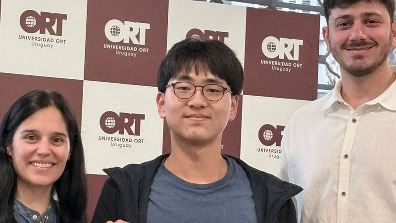 *Mag. Anal&iacute;a Piaggio, coordinadora de Contenidos, Eventos y Preuniversitarios en ORT;  Taekyoung Hong, ganador del Oro en la categor&iacute;a Estudiantes; y Mtr. Guillermo Stock, director de la Com-Partida de Matem&aacute;tica*