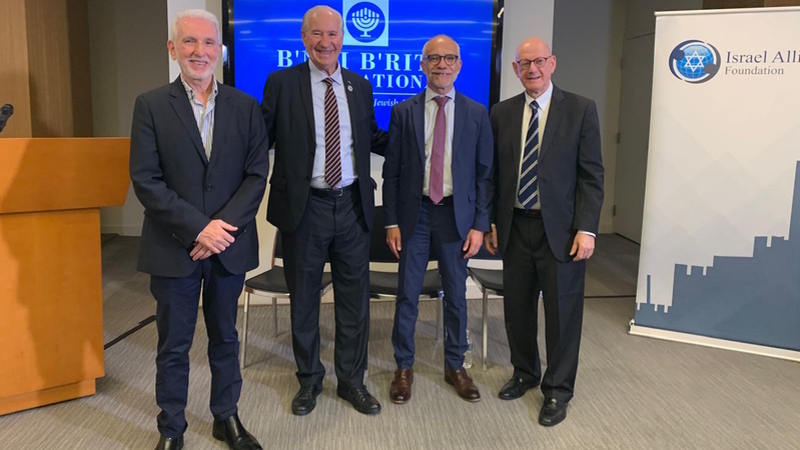 *De izq. a der.: Dr. Jorge Gr&uuml;nberg, Ing. Ruperto Long, Emb. Daniel Castillos, y Daniel Mariaschin**