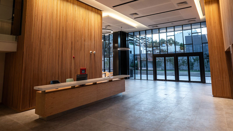 Hall de la Escuela de Negocios de la Universidad ORT Uruguay