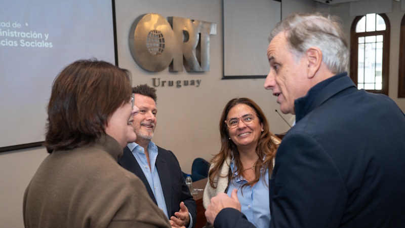Autoridades de Universidad ORT Uruguay y la C&aacute;mara Uruguaya de Turismo.