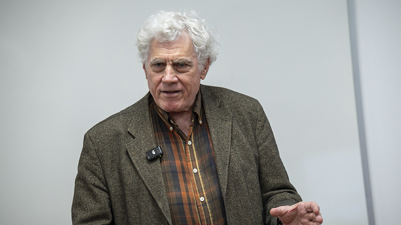 James Deutsch durante la conferencia