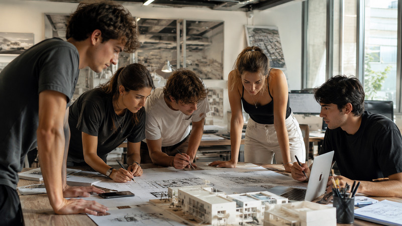 J&oacute;venes estudiantes de arquitectura y de dise&ntilde;o de interiores trabajando en el laboratorio