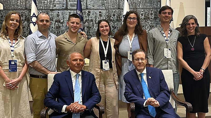 *Sentados: a la izquierda, Isaac Assa, fundador de ILAN; a la derecha, Isaac Herzog, presidente de Israel. Parados (de izq. a der.): Adriana Camisar (ILAN); Rodrigo Filippini (CleanWall); Eit&aacute;n Wuhl (Aula+); Fiorella Toniotti (PhycoTech); Florencia Pucciano (ORT); Facundo Rocha (PhycoTech); Mariela Icicson (ILAN)*