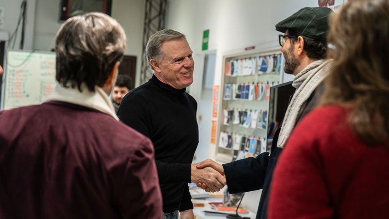 *El Lic. Enrique Topolansky, MBA, saluda al Dr. Lucas Grosman durante su visita al Centro de Innovación y Emprendimientos de ORT