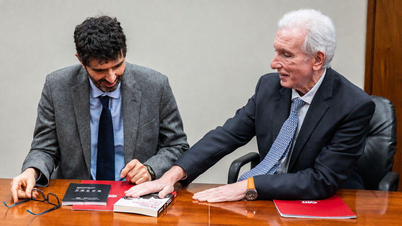*Dr. Lucas Grosman y Dr. Jorge Grünberg durante la firma del acuerdo entre la Universidad de San Andrés y la Universidad ORT Uruguay