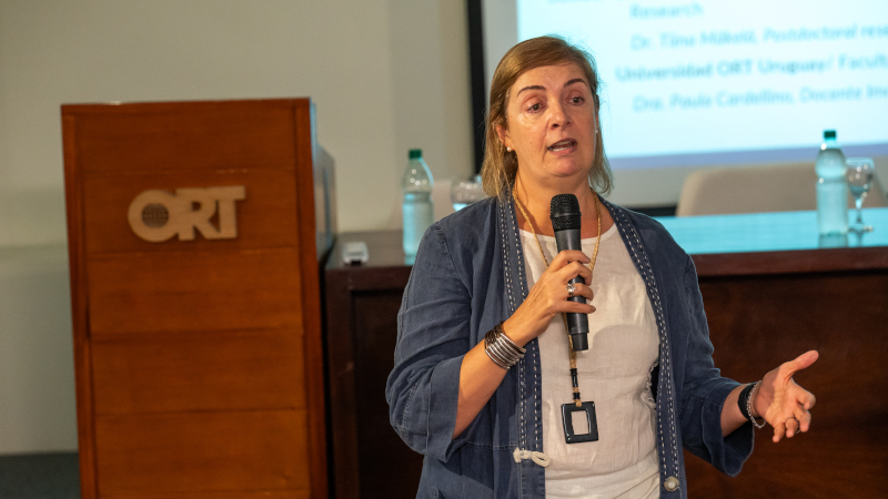 *La Dra. Andrea Tejera Techera durante el seminario sobre aprendizaje en Finlandia, abierto al público general
