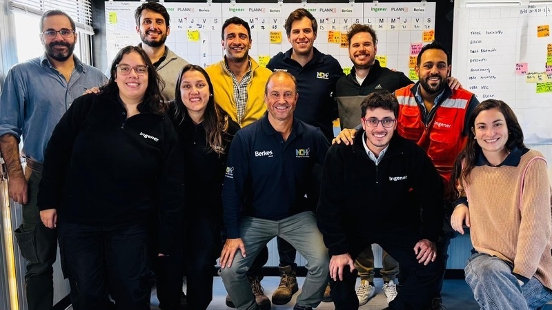 *El Arq. Loblowitz junto a equipo de trabajo en Data Center de Google de Canelones, Uruguay**