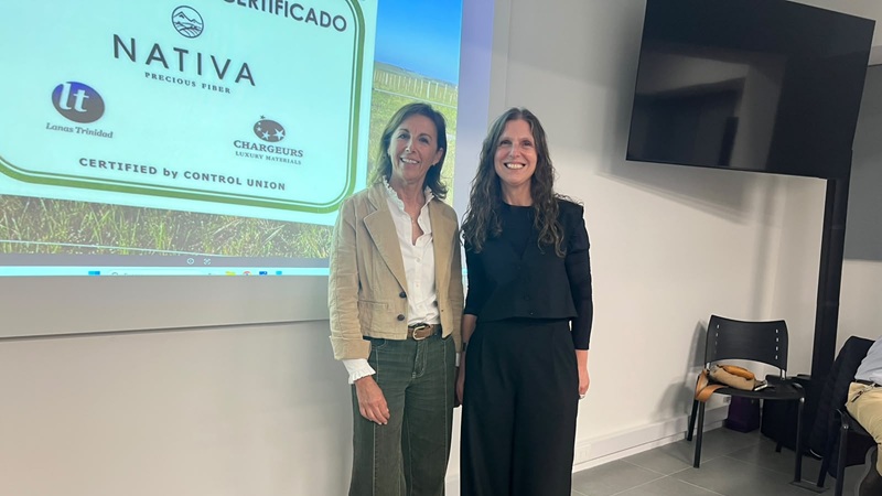 *Gabriela Bordabehere junto a Mariana Muzi, coordinadora acad&eacute;mica de la Licenciatura en Dise&ntilde;o de Modas*