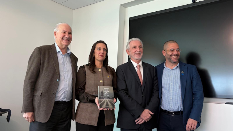 *De izq. a der.: Ruperto Long, Jeanette M. Núñez, presidenta de Florida International University (FIU), Jorge Grünberg, y Shlomi Dinar, decano de Steven J. Green School of International and Public Affairs de FIU*