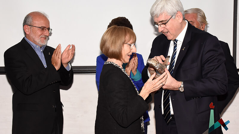 Directora de ORT Uruguay recibiendo el Premio Scopus