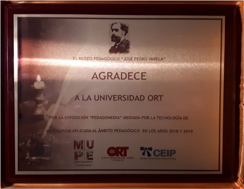 Placa de reconocimiento del Museo Pedagógico a la Escuela de Diseño de ORT