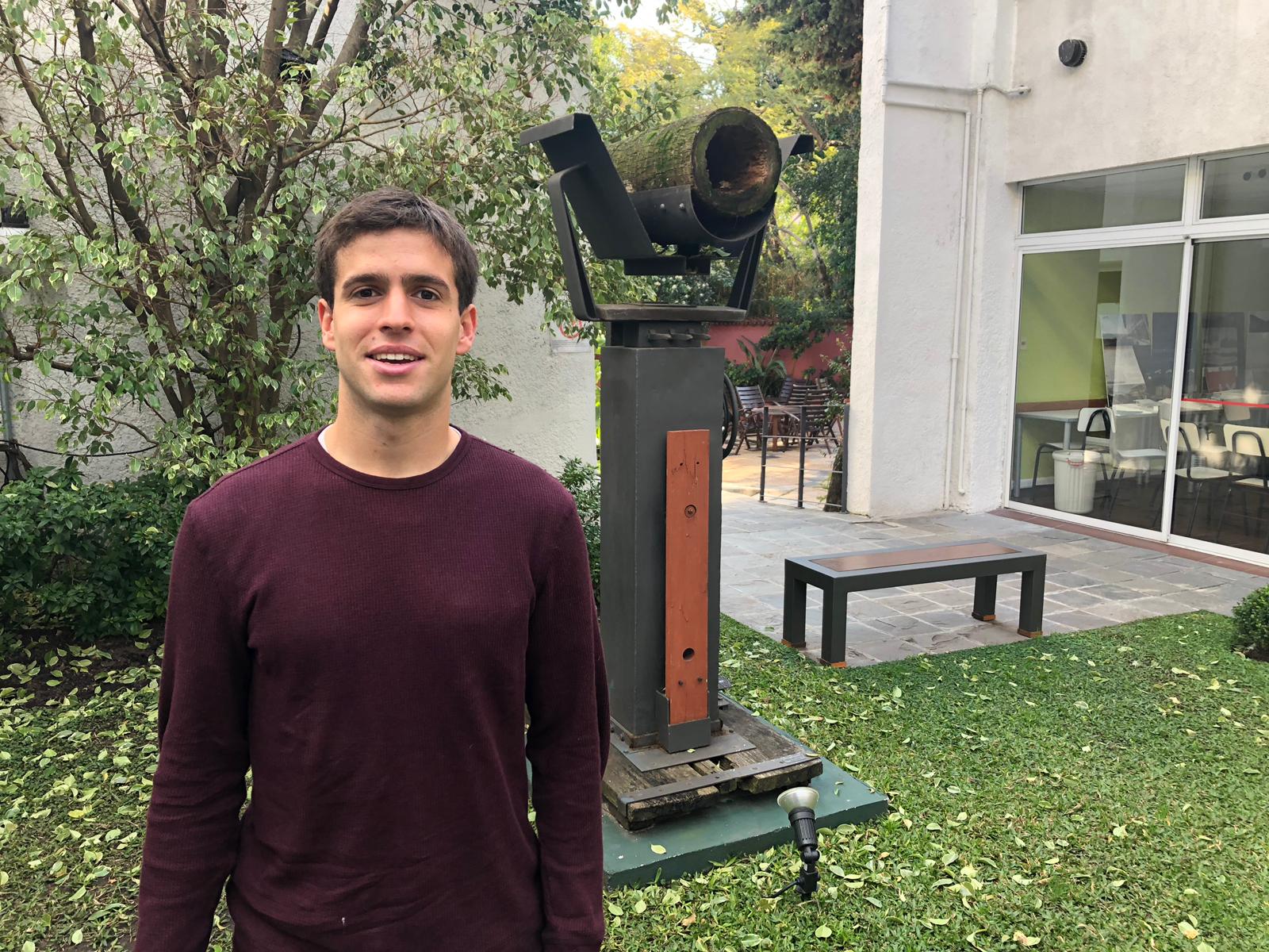 Entre libros y goles, un futbolista con visi&oacute;n de futuro