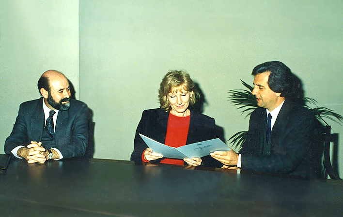 *Signing of the second agreement with the Municipal Government of Montevideo; Dr. Miguel Bresciano, Director of Student Affairs at Universidad ORT Uruguay, Prof. Charlotte de Grünberg, General Director of ORT Uruguay and Dr. Tabaré Vázquez, Municipal Mayor at that time.*