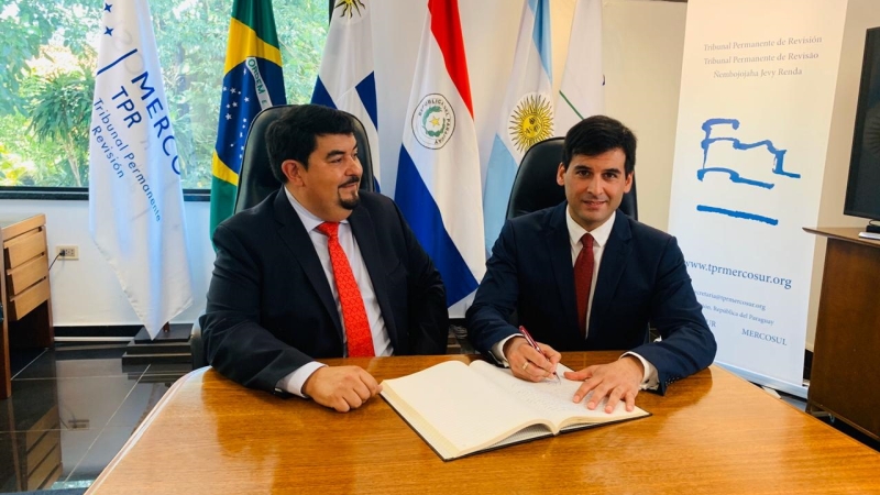 *En el acto de asunción del nuevo secretario del TPR, el Dr. Juan Manuel Rivero Godoy (derecha), con la presencia del secretario saliente, el Dr. Juan Emilio Oviedo Cabañas. Fuente: http://www.tprmercosur.org/es/