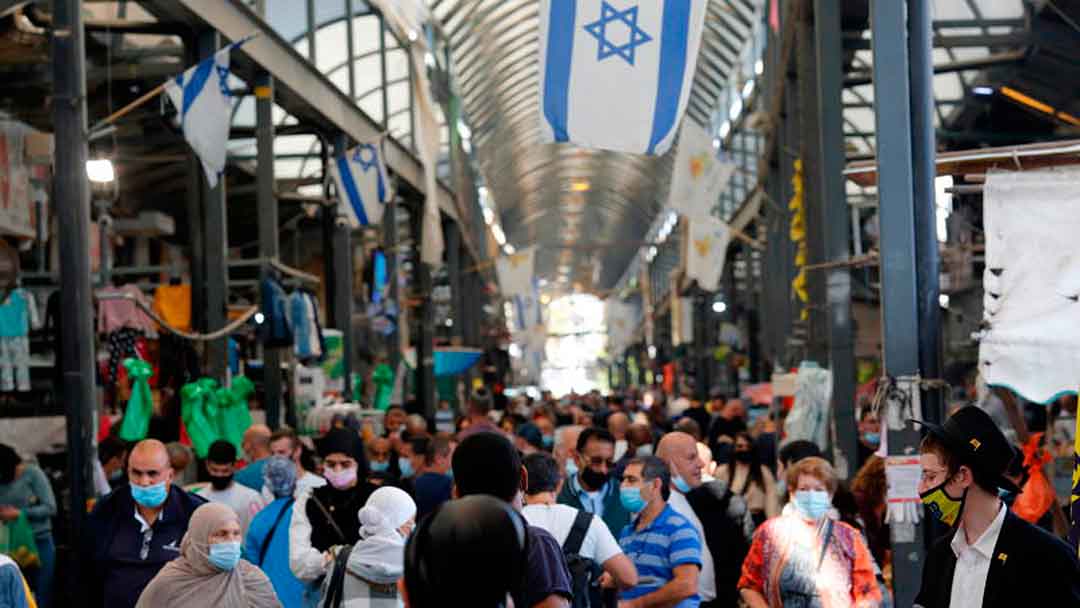 *Personas haciendo compras en un típico mercado israelí*